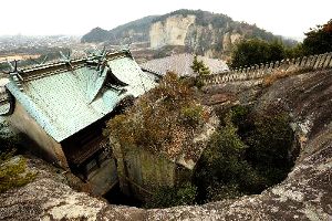 生石(おおしこ)神社・石の宝殿